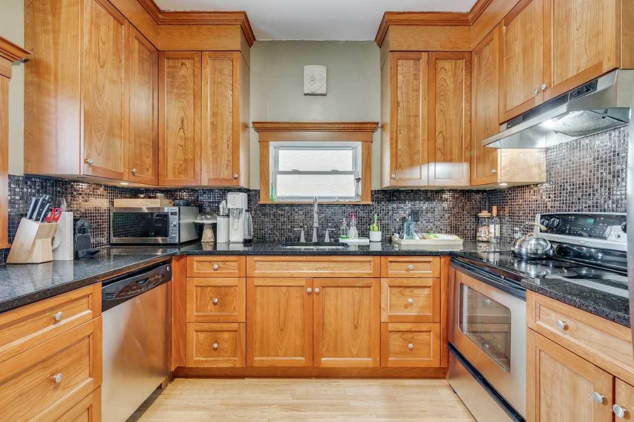 Listing Image 12