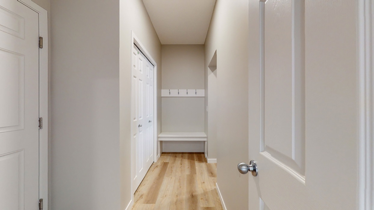 Listing Image 8